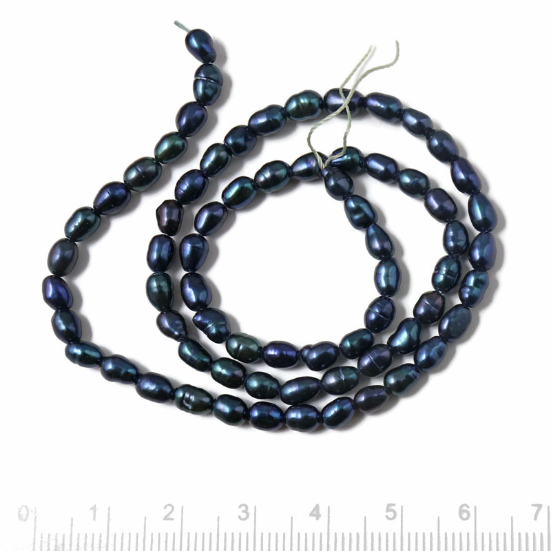 Süßwasserperle, ganzer Strang, schwarzblau, reisförmig, ca. 5x4 mm. ca 70 stk