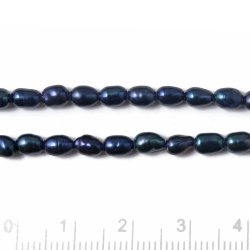 S&uuml;&szlig;wasserperle, ganzer Strang, schwarzblau, reisf&ouml;rmig, ca. 5x4 mm. A-grade, ca 70 stk