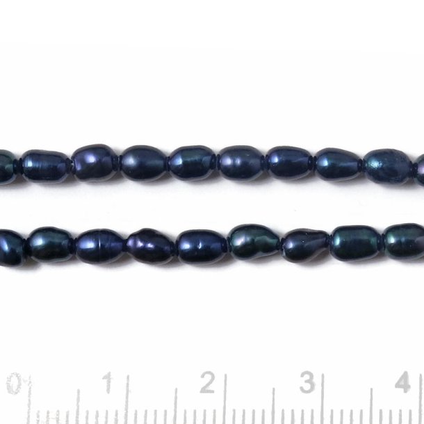 Freshwater pearl, black blue, rice, ca 5x4mm. Strand, 10pcs