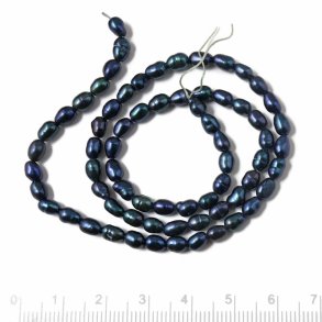 Süßwasserperle, ganzer Strang, schwarzblau, reisförmig, ca. 5x4 mm. A-grade, ca 70 stk
