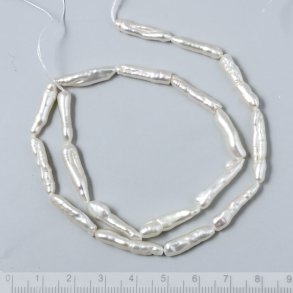 Swasserperle, ganzer Strang, barock, schmale Stbchenform, wei, ca. 22x4mm, 18 Stck