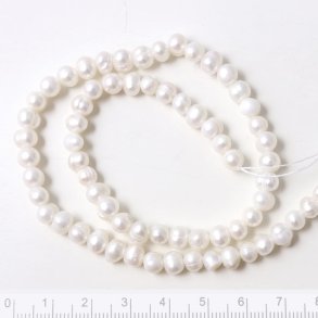 Swasserperle, ganzer Strang, wei, seitlich gebohrt, ca. 5,5x6,5 mm, 62 Stk