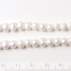 Swasserperle, ganzer Strang, wei, seitlich gebohrt, ca. 5,5x6,5 mm, 62 Stk