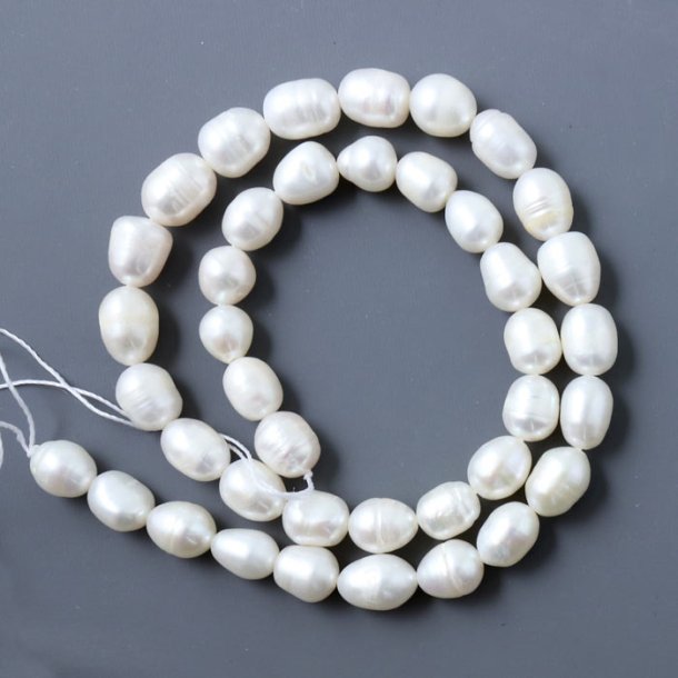 Freshwater pearl, full strand, white, oval, ca. 9-10x7-8mm, A-grade, ca. 48pcs