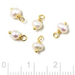 Charm with white 4.5 mm freshwater pearl, gold-plated silver, 2 pcs
