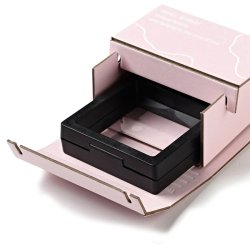 Displayrahmen, klarer PE-Stretchfolie, Schwarzer Kunststoff, mit rosa Kartonage, 7x7x2 cm, 1 Stk