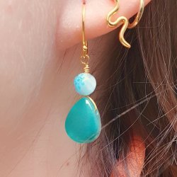 Flacher Tropfen, Glasperle, t&uuml;rkis, oben quergebohrt, 12,5x10,5x5,5 mm. 4 Stck