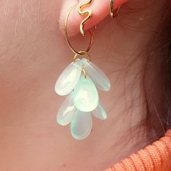 Flacher Tropfen, Glasperle, hellgr&uuml;n, frontal gebohrt, 14x7,5x5 mm. 4 Stck