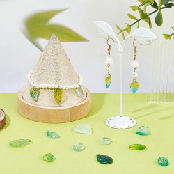 Glass pendants mix in plastic box, leaves in green shades, approx. 100 pcs