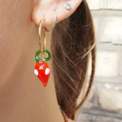 Anh&auml;nger aus Glas, rote Erdbeere, 20x10x10 mm, 4 Stk.