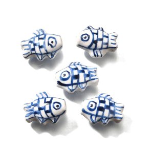 Porzellanperle, handbemalter blau gestreifter Fisch, ca. 15,5x12x8 mm, 2 Stk.