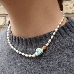 Keramikperle, Fisch, wei� mit gr�nem Muster, 15x12x7 mm, 2 St�ck