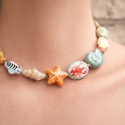 Porcelain perle, flad oval, bl�, hvid med r�d hummer, 21x16 mm, 2 stk