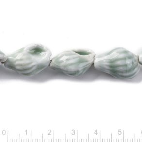 Meeresschneckenhaus, Keramikperle, helles grau-blau, 22x14 mm, 2 Stk