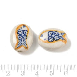 Porzellanperle, flach-oval, wei� mit blauem und gelbem Fisch, 21x16 mm, 2 Stck