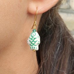 Keramikperle, Fisch, wei mit grnem Muster, 15x12x7 mm, 2 Stck