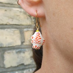 Keramikperle, Fisch, wei mit rotem Muster, 15x12x7 mm, 2 Stck