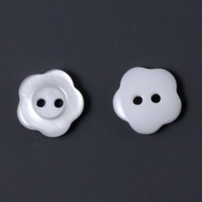 Plastik knap, hvid blomst med skin, med 2 huller, 14x3 mm, 4 stk.