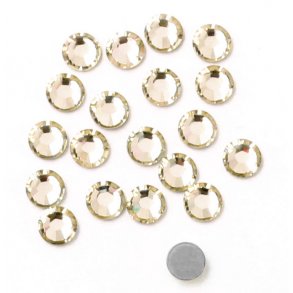 Hotfix Swarovski-Kristalle zum Aufkleben, leich braun, facettiert, flache Rückseite, 5x2 mm, 20 Stk.