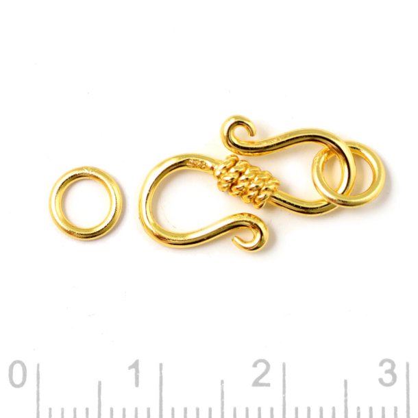 S clasp, gold-plated silver with centre ornament and jumprings, 18x11 mm, 1 pc.
