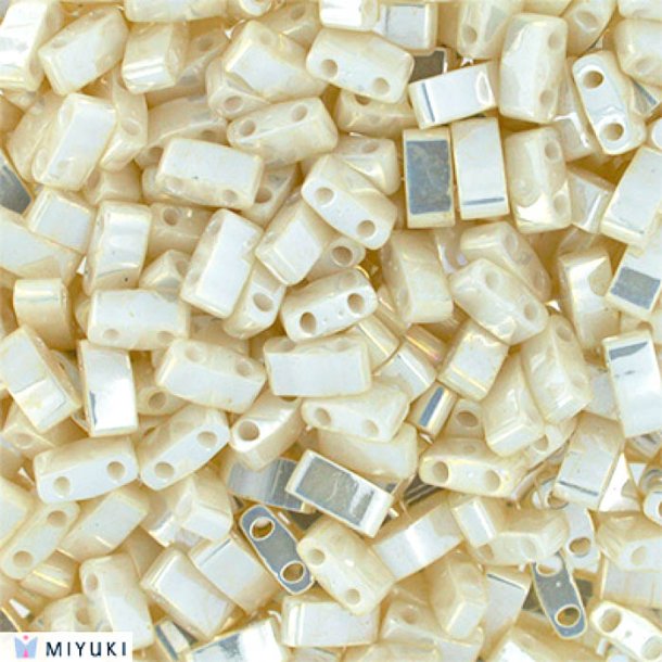 Half Tila bead, square, opaque, pearlescent antique ivory, 5x2,3mm, 5gr, ca. 120pcs
