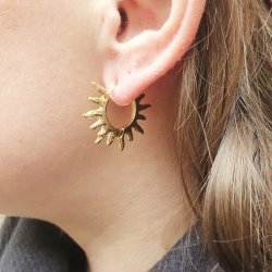 Kreol med h�ngsel, sol, st�rk forgyldt messing, 28x25 mm, 2 stk.