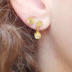 Earstuds, round flower cut 6 mm pad, gold-plated silver, 2pcs.