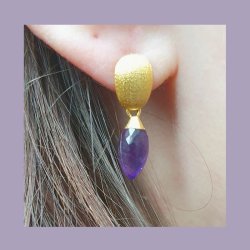 Ohrstecker mit geb&uuml;rstetem, gew&ouml;lbtem Oval mit &Ouml;se, vergoldetes Silber, 9x6,5 mm, 2 Stck