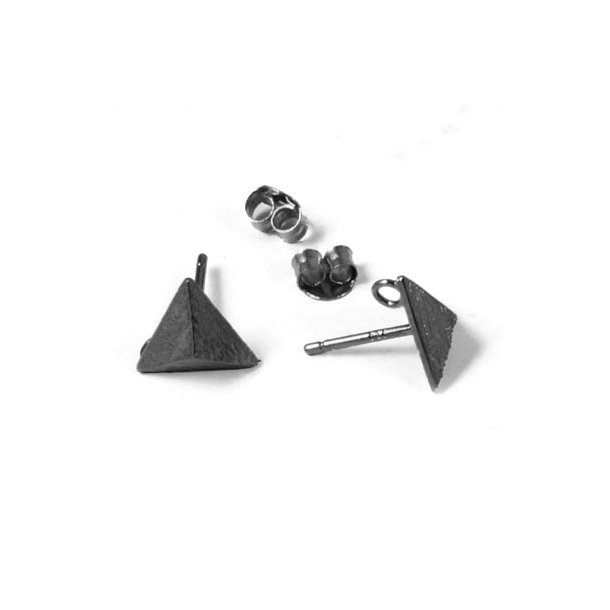 Earstuds, brushed triangle stud and eye, oxidised Sterling silver, 9mm, 2pcs.