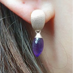 Ohrstecker mit geb&uuml;rstetem, gew&ouml;lbtem Oval mit &Ouml;se, Silber, 9x6,5 mm, 2 Stck