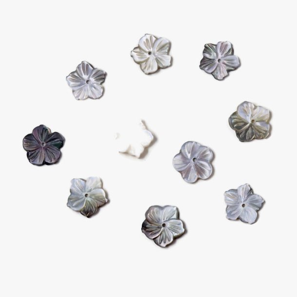 Mother of pearl flower, hole in the centre, 11 mm, 4 pcs