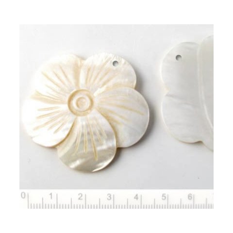 Perlemor blomst, stor, hvid, med 1,5 mm hul, tykkelse 3mm, diameter 45 mm.