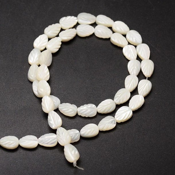 Perlmuttblatt, perlmuttwei�e Perle, 9 mm lang, 6 mm breit, ca. 41 Stck