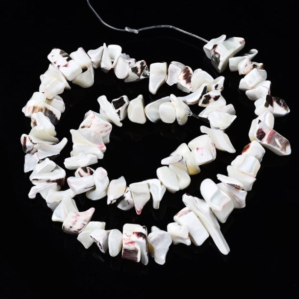 Mother of pearl, strand, uneven chips w. hole, white, approx. 10x7x5mm, 70pcs