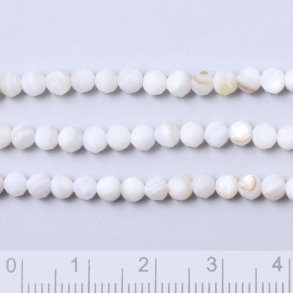 Muschelperlen, ganzer Strang, rund facettiert, wei, 4x3,7 mm, ca. 110stk