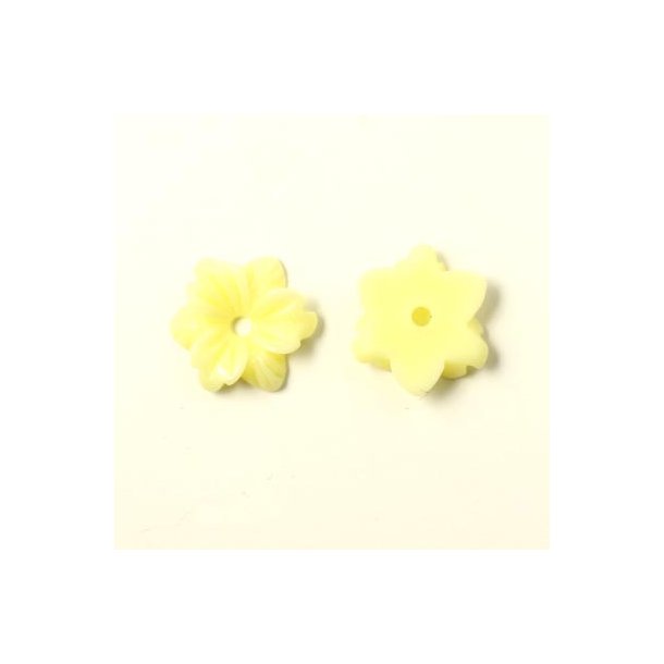 Resin-blomst, lys gul, rund lilje med hul i midten, 12x3 mm, 4 stk.