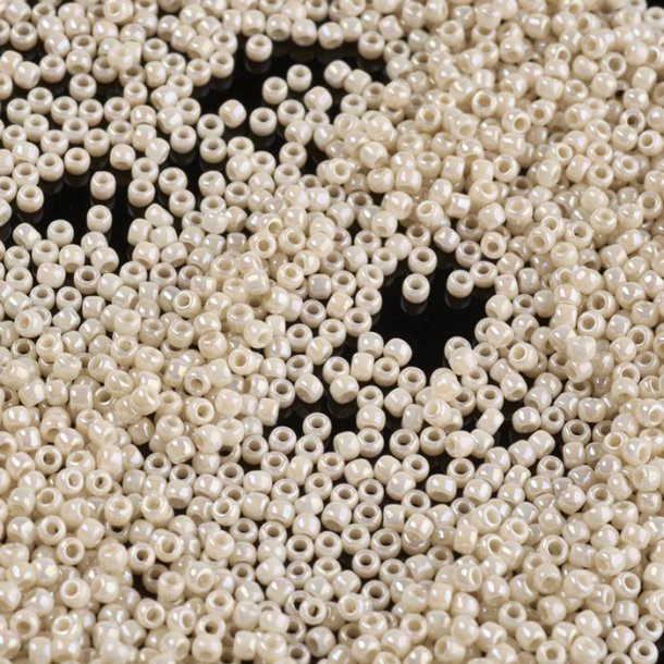 Toho Seed Beads, helles Beige, opak, AB gl&auml;nzend, #11, 2x1,5 mm, 10gr., 1100 stk
