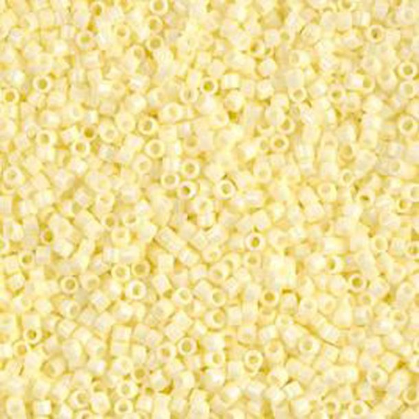 Delica, size #15, pale yellow, opaque, 1.1x1.3mm, 5.2g, ca. 1800pcs
