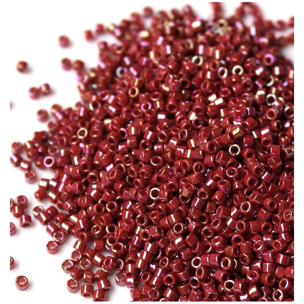 Delica, gl&auml;nzend dunkelrot, changierend, opak, 1,1x1,7 mm, 5,2 g ca. 1000 Perlen.