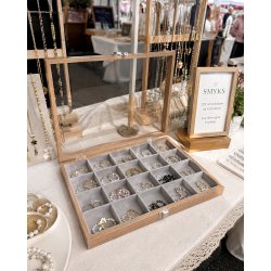 Display �ske i lyst tr� med gr�t velour, glasl�g og 24 rum, 1 stk.