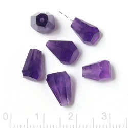 Amethyst, angebohrte, tropfenf&ouml;rmige, ungleichm&auml;&szlig;ig facettierte Perle, lila, ca. 9x6 mm, 2 Stck