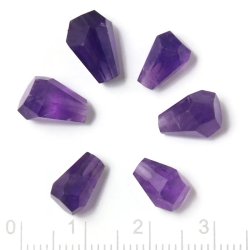 Amethyst, angebohrte, tropfenf&ouml;rmige, ungleichm&auml;&szlig;ig facettierte Perle, lila, ca. 9x6 mm, 2 Stck