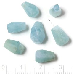 Aquamarin, angebohrt, tropfenform, ungleichm&auml;&szlig;ig facettiert, t&uuml;rkis-blau, ca. 9x6 mm, 2 Stck