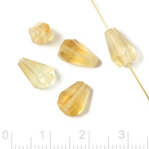 Citrin, durchgebohrt, tropfenförmig, ungleichmäßig facettierte Perle, klar gelb, ca. 9x6 mm, 2 Stck