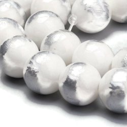 Jadeperle, ganzer Strang, wei&szlig; gef&auml;rbt, mit geb&uuml;rsteter Silberfarbe, rund, 4 mm, ca. 90 Stk.