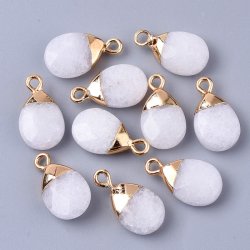 Anh&auml;nger, wei&szlig;e Jade, flacher Tropfen, vergoldete Messingspitze, 18x10x5mm, 1 Stk