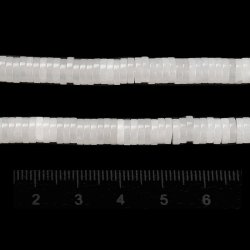 Jadeperle, Heishi, ganze Kette, flach rund, milchig wei, 6 x 1,5 mm. Ca. 235 Stck