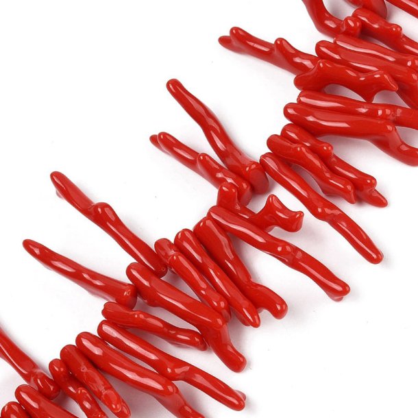 Korallenimitatperle, ganzer Strang, lange Stcke, rot, 27-47x5-6 mm, ca. 100 Stk.