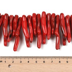 Korallenimitatperle, ganzer Strang, dunkelrot, lange Stcke, 27-47x5-6 mm, ca. 100 Stk.