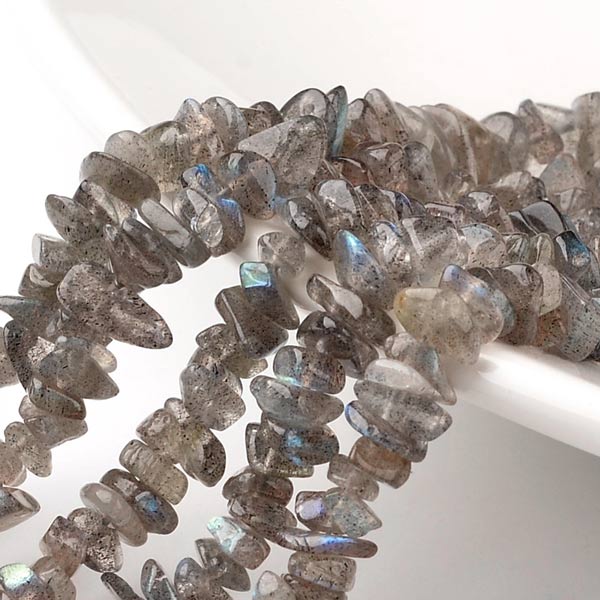 Labradorit, ganzer Strang, nuggets, grau schimmernd, ca. 8x5x3 mm, ca. 130 Stk